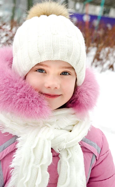 Kış günü sevimli gülümseyen küçük kız portresi — Stok fotoğraf