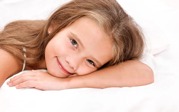 Entzückend lächelndes kleines Mädchen wachte auf — Stockfoto