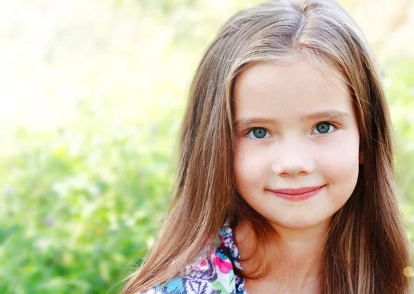 Retrato de adorable niña sonriente en el día de verano —  Fotos de Stock