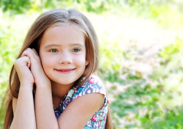 Retrato de adorável sorridente menina no dia de verão — Fotografia de Stock