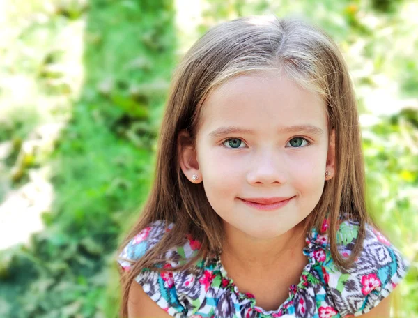 Portrait of adorable smiling little girl in summer day — Stock Photo, Image