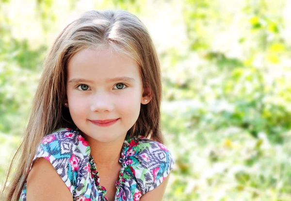 Retrato de adorable niña sonriente en el día de verano —  Fotos de Stock