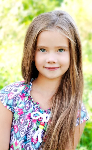 Yaz gününde gülümseyen sevimli küçük kız portresi — Stok fotoğraf