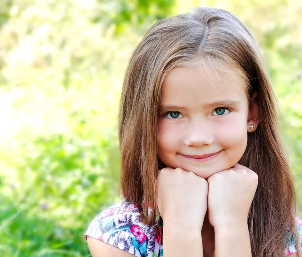 Πορτρέτο του χαμογελαστό αξιολάτρευτο κοριτσάκι στη θερινή ημέρα — Φωτογραφία Αρχείου