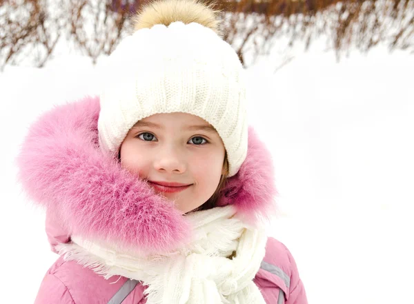 Porträt eines bezaubernd lächelnden kleinen Mädchens im Wintertag — Stockfoto