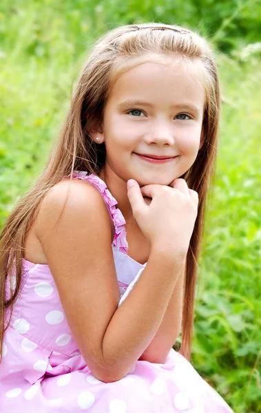 Portret van schattige lachende meisje in zomerdag — Stockfoto