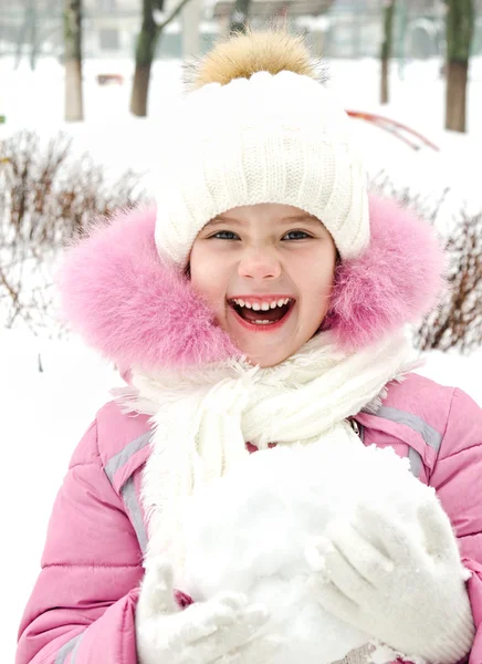 Portrait d'adorable petite fille souriante dans la journée d'hiver — Photo