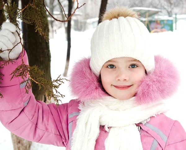 Porträt eines bezaubernd lächelnden kleinen Mädchens im Wintertag — Stockfoto