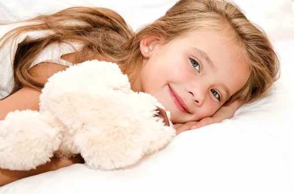 Entzückend lächelndes kleines Mädchen wachte auf Stockfoto