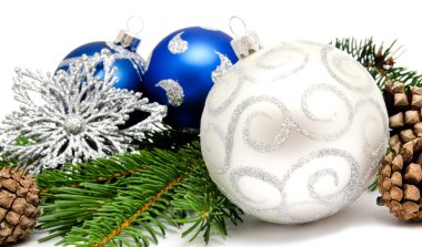 Noel dekorasyon topları köknar koniler ile