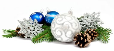 Noel dekorasyon topları köknar koniler ile