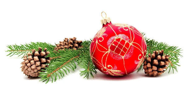 전나무 콘와 전나무 가지 크리스마스 장식 볼 — 스톡 사진