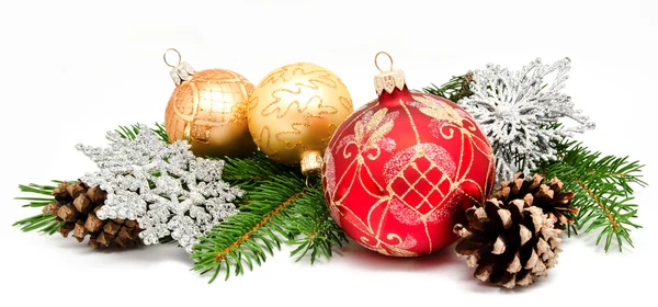 Noel dekorasyon topları köknar koniler ile — Stok fotoğraf