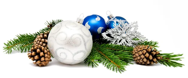 Palline di decorazione natalizia con coni di abete — Foto Stock