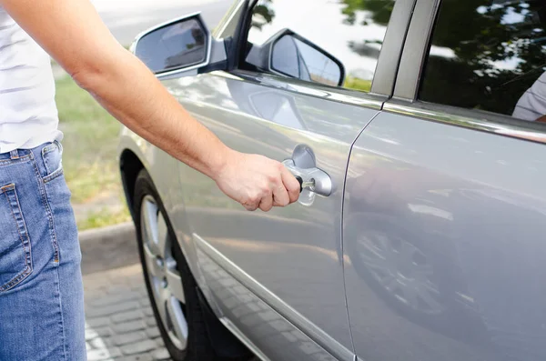 Mano Masculina Insertando Una Llave Cerradura Puerta Primer Plano Del — Foto de Stock