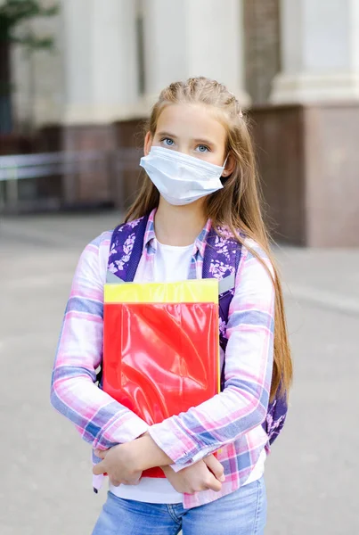 Cute Little Girl Dziecko Maską Twarzy Plecakiem Książek Koncepcja Edukacji — Zdjęcie stockowe