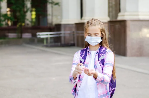 Söt Liten Flicka Barn Med Ansiktsmask Och Desinfektionsmedel Nära Skolan — Stockfoto