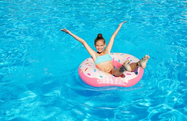 Menina Sorridente Bonito Piscina Com Anel Borracha Criança Divertindo Férias — Fotografia de Stock