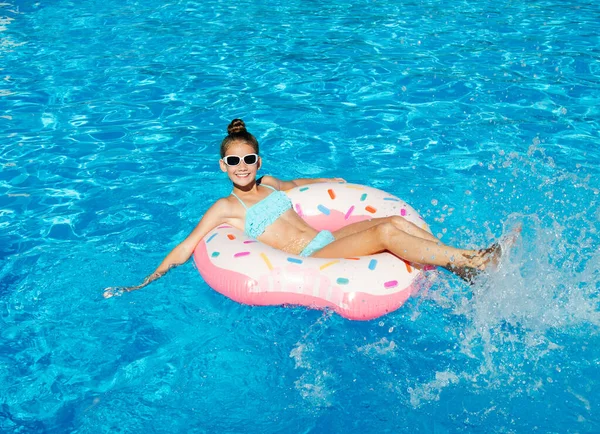 Linda Niña Sonriente Piscina Con Anillo Goma Niño Divirtiéndose Vacaciones —  Fotos de Stock