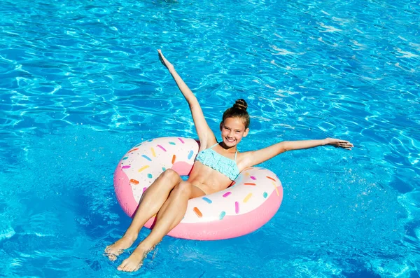 Plastik Yüzükle Havuzda Yüzen Tatlı Küçük Kız Çocuk Yaz Tatilinde — Stok fotoğraf