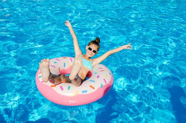 Plastik Yüzükle Havuzda Yüzen Tatlı Küçük Kız Çocuk Yaz Tatilinde — Stok fotoğraf