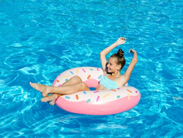 Menina Sorridente Bonito Piscina Com Anel Borracha Criança Divertindo Férias — Fotografia de Stock