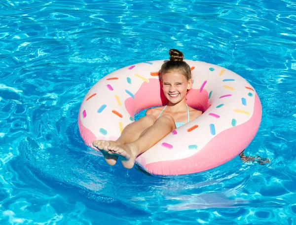 Linda Niña Sonriente Piscina Con Anillo Goma Niño Divirtiéndose Vacaciones —  Fotos de Stock