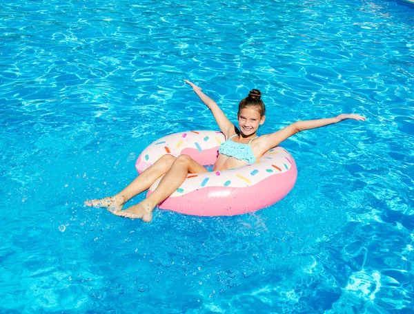 Linda Niña Sonriente Piscina Con Anillo Goma Niño Divirtiéndose Vacaciones —  Fotos de Stock