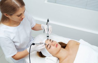 Sağlık merkezinde ultrasonla güzellik tedavisi gören bir kadın. Cilt tazeleme kavramı