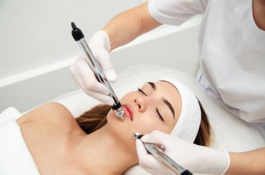 Sağlık merkezinde ultrasonla güzellik tedavisi gören bir kadın. Cilt tazeleme kavramı