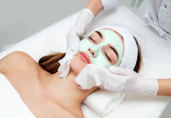 Mujer Joven Recibiendo Tratamiento Belleza Facial Esteticista Limpieza Tocar Cara — Foto de Stock