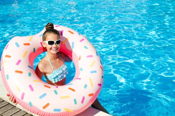 Linda Niña Sonriente Piscina Con Anillo Goma Niño Divirtiéndose Vacaciones —  Fotos de Stock