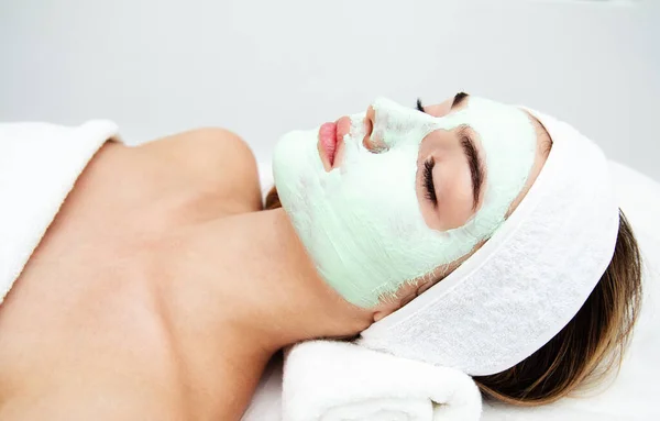 Beautiful Young Woman Facial Mask Beauty Salon Girl Getting Beauty — Stock Photo, Image