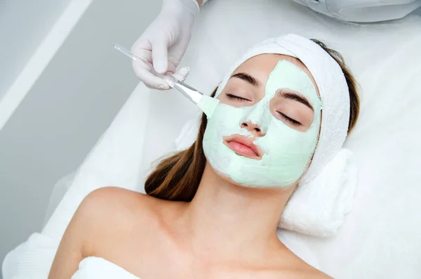 Hermosa Joven Con Máscara Facial Salón Belleza Chica Recibiendo Tratamiento — Foto de Stock