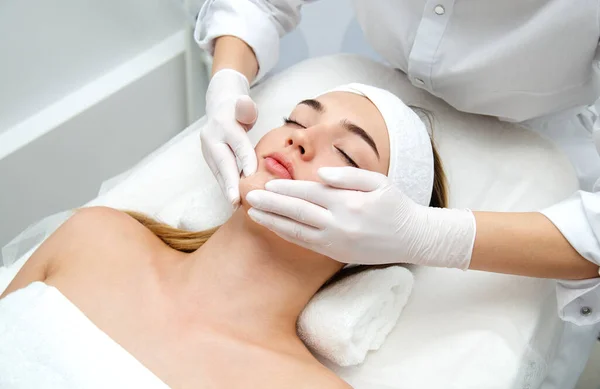 メディカルスパセンターで美顔治療を受ける女 皮膚若返りの概念 — ストック写真