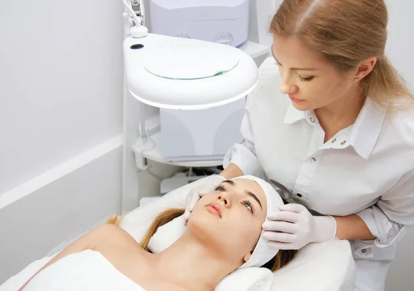 在医疗温泉中心接受面部美容治疗的妇女 皮肤年轻化概念 — 图库照片