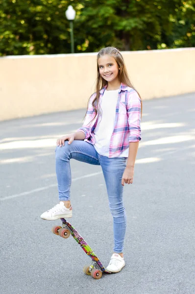 笑可爱的小女孩坐在滑板上 夏天在户外放钱板的十几岁以下儿童 — 图库照片
