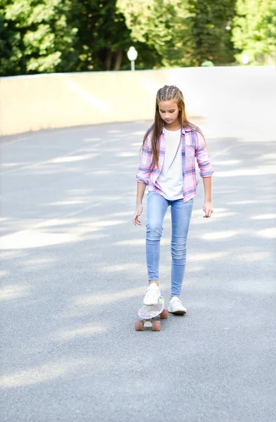 Petite Fille Mignonne Souriante Assise Avec Skateboard Preteen Avec Penny — Photo