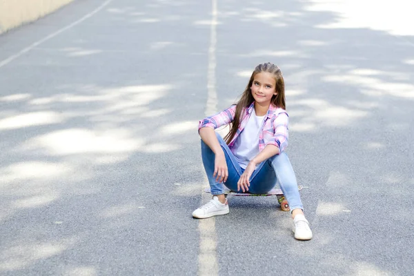 Usmívající Holčička Sedící Skateboardu Předpuberťáci Penny Palubě Venku Letní Den — Stock fotografie