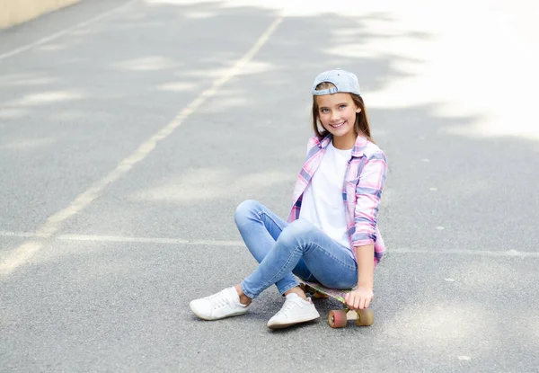 Usmívající Šťastný Roztomilý Holčička Bruslení Skateboardu Preteen Jízda Penny Palubě — Stock fotografie