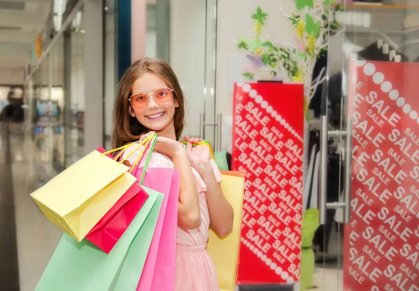 Vackra Glada Leende Liten Flicka Barn Solglasögon Håller Shoppingkassar Köpcentret — Stockfoto