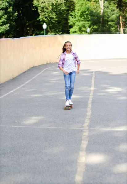 Usmívající Šťastný Roztomilý Holčička Bruslení Skateboardu Preteen Jízda Penny Palubě — Stock fotografie