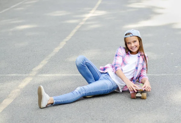 Smiling Happy Cute Little Girl Child Skating Skateboard Preteen Riding — Stock Photo, Image