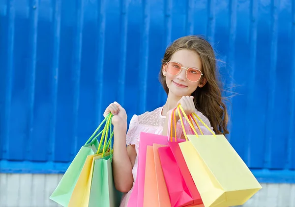 Vackra Glada Leende Liten Flicka Barn Solglasögon Håller Shoppingkassar Nära — Stockfoto