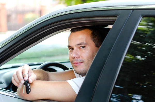 Gelukkig Jonge Knappe Man Houden Tonen Van Sleutel Zijn Eigen — Stockfoto