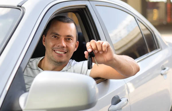 Jovem Homem Bonito Feliz Segurando Mostrando Chave Seu Próprio Carro — Fotografia de Stock
