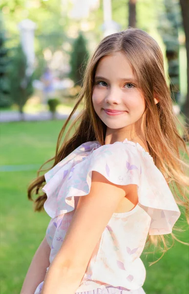 Retrato Adorable Niña Sonriente Día Verano Feliz Preadolescente Parque Aire —  Fotos de Stock