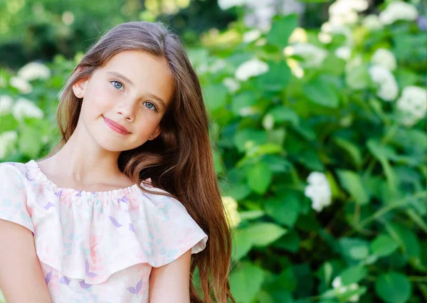 Portret Van Een Schattig Lachend Meisje Zomerdag Gelukkige Tiener Het Rechtenvrije Stockafbeeldingen