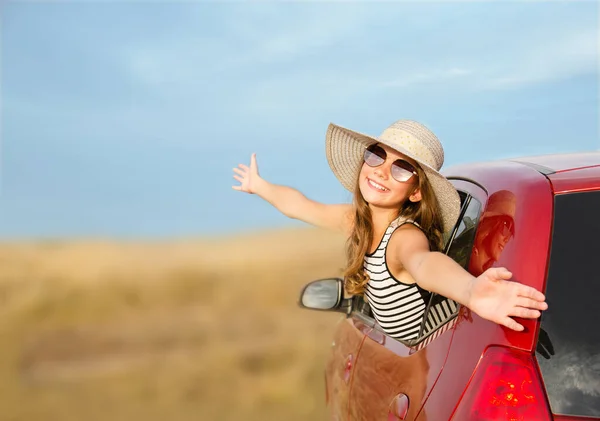 Joyeux Sourire Petite Fille Enfant Voyage Été Dans Voiture Rouge — Photo