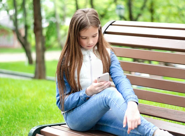 Portret Van Schattig Lachend Meisje Kind Met Behulp Van Telefoon — Stockfoto